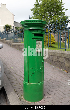 Einen traditionellen grünen Briefkasten in Enniscorthy, Irland. Stockfoto