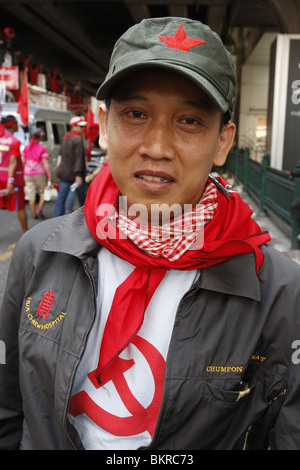 Ein rotes Hemd Demonstrator, eine kommunistische Kappe trägt Werbetätigkeit für die Rückkehr der Ungnade gefallenen PM Thaksin, im Zentrum von Bangkok. Stockfoto