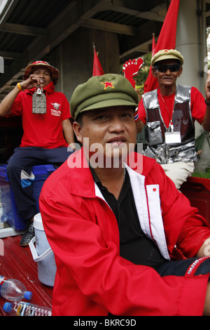 Ein rotes Hemd Demonstrator, eine kommunistische Kappe trägt Werbetätigkeit für die Rückkehr der Ungnade gefallenen PM Thaksin, im Zentrum von Bangkok. Stockfoto