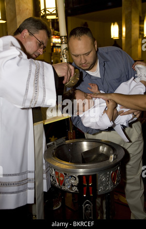 Rechts der Taufe in einer polnischen amerikanischen katholischen Kirche in Brooklyn, New York. Stockfoto