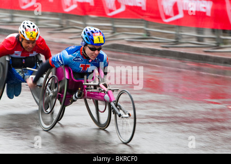London-Marathon 2010. Amanda McGrory (USA) führt, Sandra Graf (SUI) im Regen in der ersten Meile. Stockfoto