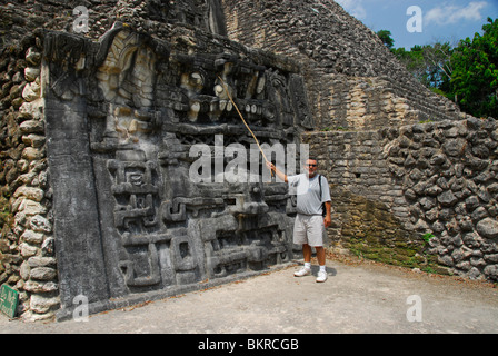Anleitung erklärt Relief im Caracol Ruinen, Maya Mountains, Cayo District, Belize, Mittelamerika Stockfoto