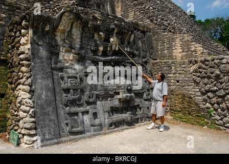 Anleitung erklärt Relief im Caracol Ruinen, Maya Mountains, Cayo District, Belize, Mittelamerika Stockfoto