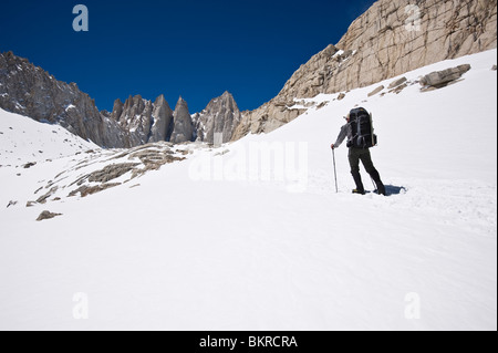 Erwachsene Wanderer durchquert Schnee unterwegs Bergsteiger, Mount Whitney, die Berge der Sierra Nevada, Kalifornien Stockfoto