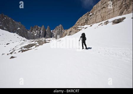 Erwachsene Wanderer durchquert Schnee unterwegs Bergsteiger, Mount Whitney, die Berge der Sierra Nevada, Kalifornien Stockfoto