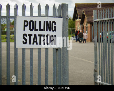 Schild der Wahllokale an metallischen Sicherheitstoren vor einem britischen Gemeindezentrum angebracht. Stockfoto