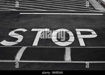 Stop-Schild auf der Straße. Stockfoto