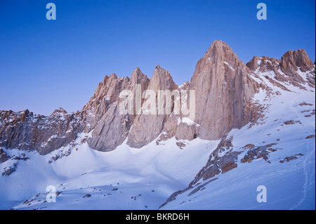 Ostflanke des Mount Whitney, gesehen vom Eisberg See bei 12.600 Fuß (3850m), die Berge der Sierra Nevada, California Stockfoto