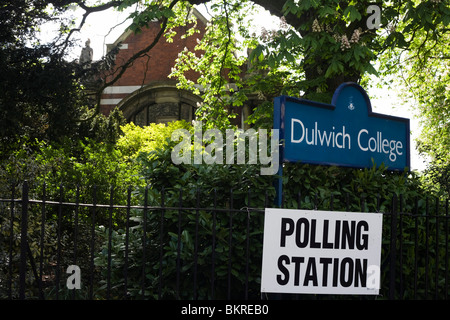 Die Bibliothek am Dulwich College in Süd-London, das als eine temporäre Wahllokal dient Stockfoto