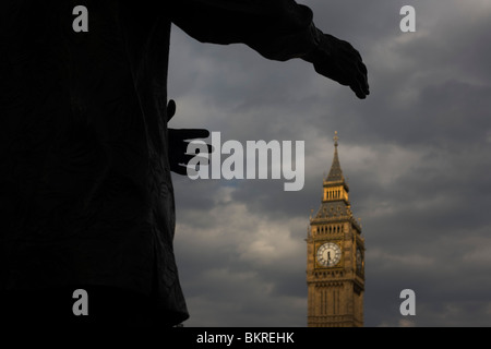 Hände von Nelson Mandela Statue scheint für Elizabeth Tower, ein symbolisches Verständnis für britische politische Macht zu erreichen. Stockfoto