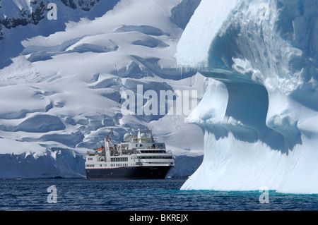 Kreuzfahrtschiff MS Prince Albert II vor Eisbergen in der Nähe von Cuverville Island, antarktische Halbinsel, Antarktis Stockfoto