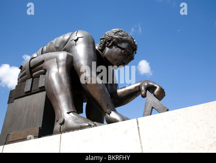 Newton (nach William Blake) von Eduardo Paolozzi, 1995 - Skulptur in British Library Stockfoto