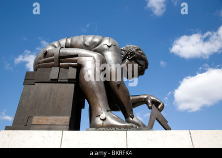 Newton (nach William Blake) von Eduardo Paolozzi, 1995 - Skulptur in British Library Stockfoto