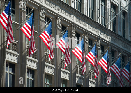 Ansicht des Kaufhaus Saks Fifth Avenue auf der 5th Avenue, Manhattan, NYC Stockfoto