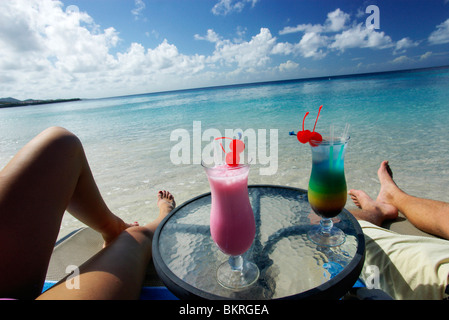 Getränke auf Playa Kalki, Lodge Kura Hulanda und Beachclub, West End, Curacao Stockfoto