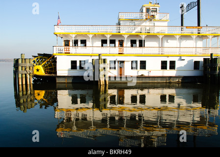 ALEXANDRIA, Virginia - Historische Paddle Wheel boat die Kirschblüte angedockt an der Marina in der Altstadt von Alexandria Stockfoto