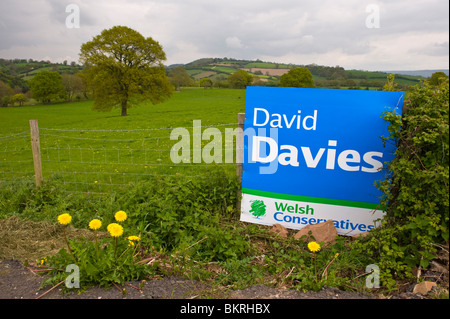 Wahl-Kampagne Zeichen für Welsh Konservativen David Davies im ländlichen Wahlkreis Monmouth in Monmouthshire South Wales UK Stockfoto