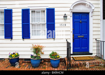 Georgetown Townhouse Facade Washington DC // WASHINGTON DC, USA – Eine Reihe historischer Stadthäuser mit farbenfrohen Fassaden säumt eine Straße in Georgetown, einem der ältesten Viertel von Washington DC. Diese unverwechselbaren Reihenhäuser, die sich durch ihre Backsteinkonstruktion und ihre vielfältigen Farbtöne auszeichnen, sind typisch für die bundesweiten und viktorianischen Architekturstile, die in diesem historischen Viertel zu finden sind. Georgetown wurde 1751 gegründet und ist vor der Gründung der Hauptstadt bekannt für seine gut erhaltene Wohnarchitektur. Das Viertel liegt am Potomac River und ist die Heimat von Stockfoto