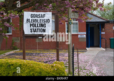 Zweisprachig Englisch Walisisch Wahllokal Schild am Gemeindehaus Marshfield im Newport West Wahlkreis South Wales UK Stockfoto