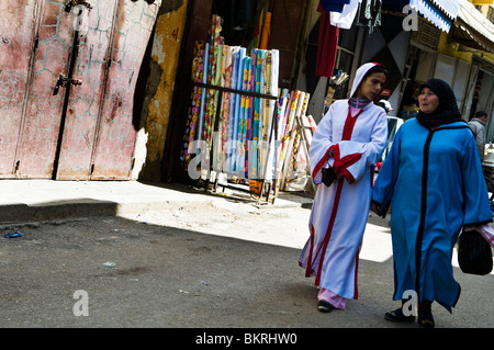 Marokkanische Frauen gekleidet traditionellen gehen Jalabas in den Straßen von Meknès, Marokko. Stockfoto