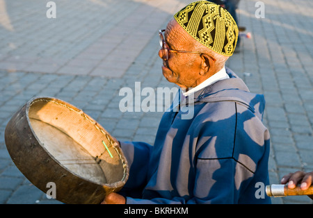 Ein Musiker, der in Meknes, Marokko auftritt. Stockfoto