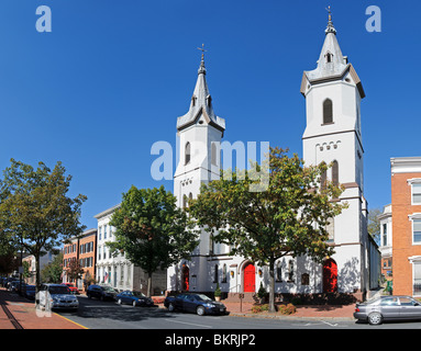 FREDERICK, Maryland, USA – Ein hochauflösender Panoramablick auf die Evangelisch-Lutherische Kirche in Frederick, Maryland. Diese historische Kirche ist ein bekanntes Wahrzeichen in Friedrich, bekannt für ihre beeindruckende Architektur und tiefe Wurzeln in der Gemeinde. Die Panoramaaufnahme erfasst die gesamte Außenfläche des Gebäudes. Stockfoto