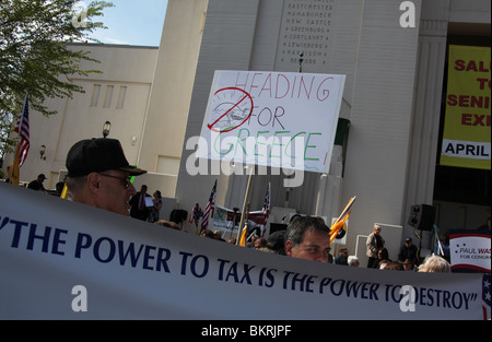 Überschrift für Griechenland ist ein Zeichen durch amerikanische Tea Party Aktivisten zu einer Steuer-Protest in New York statt. © Katharine Andriotis Stockfoto