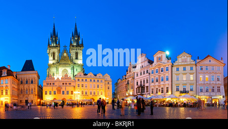 Kirche unserer Lieben Frau vor dem Altstadtplatz von Tyn bei Nacht Prag Tschechische Republik | PRAG, Tschechische Republik — die Kirche unserer Lieben Frau vor Týn erhebt sich in der Abenddämmerung über dem Altstadtplatz, deren gotische Türme mit Flutlicht einen der am besten erhaltenen mittelalterlichen Plätze Europas ankern. Die Zwillingstürme wurden Ende des 14. Und Anfang des 15. Jahrhunderts fertiggestellt; der Platz und der umliegende Stadtteil Staré Město sind Teil des historischen Zentrums von Prag, das seit 1992 zum UNESCO-Weltkulturerbe gehört. Stockfoto