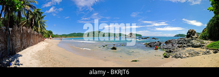 ZIHUATANEJO, Mexiko - Panorma der Strand Playa La Ropa in Zihuatanejo Stockfoto