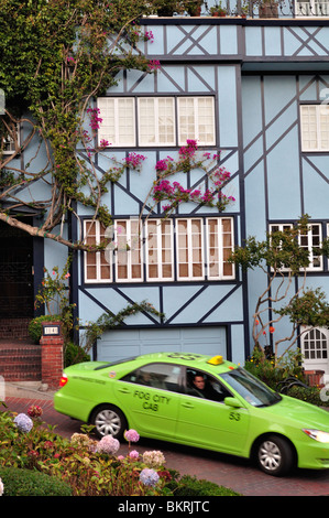 Taxi Taxi Zerschlagung des gekrümmten Teils der Lombard Street, San Francisco, CA Stockfoto