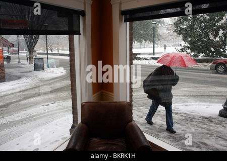 Schneefall im Winter an der University of Virginia in Charlottesville, Virginia. Stockfoto