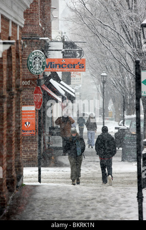 Schneefall im Winter an der University of Virginia in Charlottesville, Virginia. Stockfoto