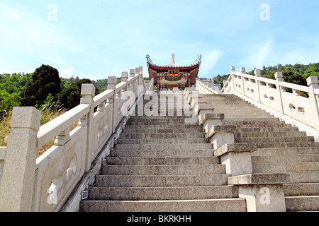 Ein Bild von eine Steintreppe zu einem antiken chinesischen Tempel auf einem Hügel. Stockfoto