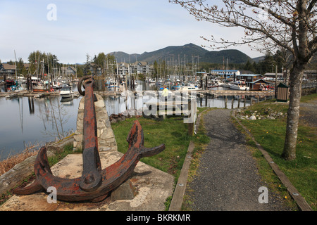 Anker aus Schiffswrack im Park mit Blick auf Hafen, Ucluelet, Britisch-Kolumbien Stockfoto