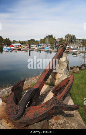 Anker aus Schiffswrack im Park mit Blick auf Hafen, Ucluelet, Britisch-Kolumbien Stockfoto