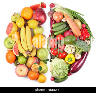 Obst und Gemüse in Form von zwei Halbkreisen auf weißem Hintergrund Stockfoto