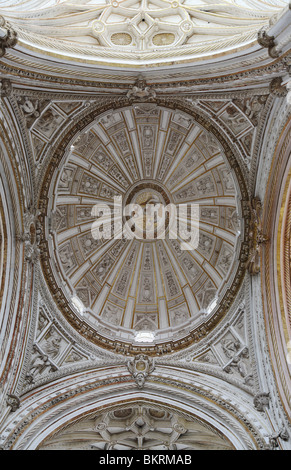 Im Inneren der Kuppel innerhalb der Mezquita oder Kathedrale in Cordoba, Andalusien, Spanien, Europa Stockfoto