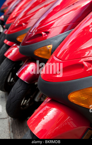 Eine Reihe von roten Roller. Stockfoto