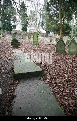 Kirche St. Chad Wybunbury, Cheshire vom Weg gemacht von Grabsteinen Stockfoto