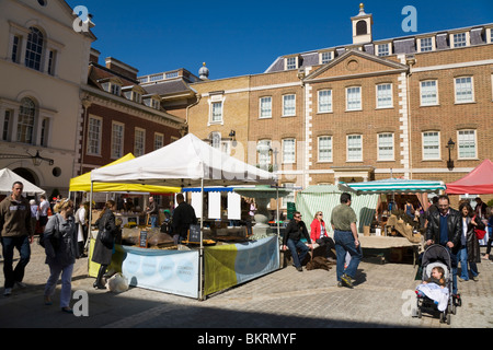 Bauernmarkt in Heron Square, Richmond Upon Thames, Surrey. VEREINIGTES KÖNIGREICH. Stockfoto