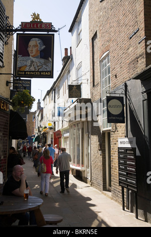 Gepflasterten Hof. Schmale Passage / Straße / Straße mit Prince es Head Pub, shops und Cafés, in Richmond upon Thames, Surrey. VEREINIGTES KÖNIGREICH. Stockfoto