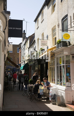 Gepflasterten Hof. Schmale Passage / Straße / Straße mit Geschäften und Cafés in Richmond upon Thames, Surrey. VEREINIGTES KÖNIGREICH. Stockfoto