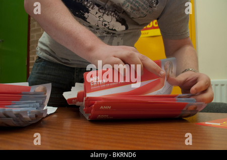 Mitglieder der Labour-Partei und Kandidaten Jane Thomas Verteidigung des marginalen Sitzes der Keighley bei den Parlamentswahlen 2010 Stockfoto