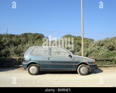 Auto bedeckt mit Staub auf Agrarland Lane track Stockfoto