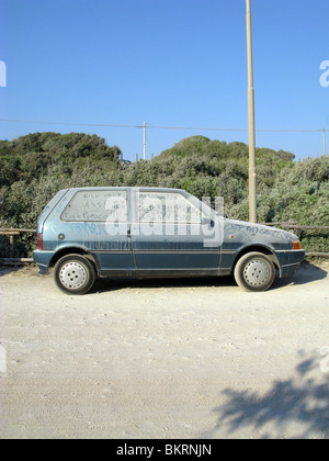 Auto bedeckt mit Staub auf Agrarland Lane track Stockfoto