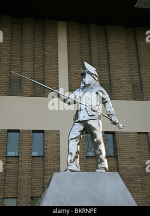 Eine Statue von ein Stahlarbeiter mit einem Thermolanze außerhalb der Potteries Museum und Kunstgalerie, Hanley Stoke-on-Trent Stockfoto