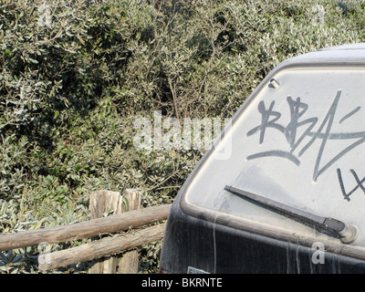 Auto bedeckt mit Staub auf Agrarland Lane track Stockfoto
