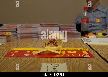 Mitglieder der Labour-Partei und Kandidaten Jane Thomas Verteidigung des marginalen Sitzes der Keighley bei den Parlamentswahlen 2010 Stockfoto