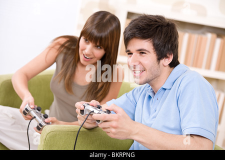 Student - pad glücklich Jugendliche Videospiel mit Kontrolle spielen im Wohnzimmer Stockfoto