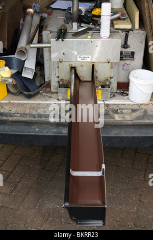 Start mit einer Länge von nahtlosen Austausch Rinne / Dachrinnen in Form gefaltet werden, wie es von der Rinnsteine Maschine entsteht. Stockfoto